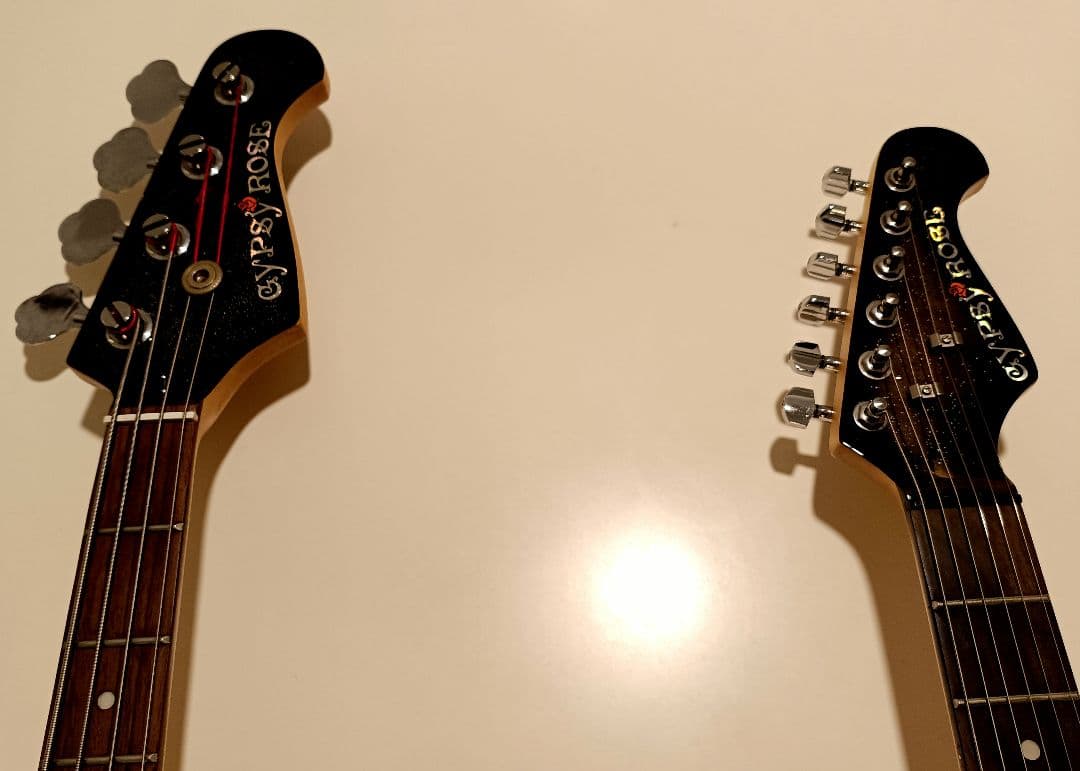 人気のエレキギターとベースのセット Gypsy Rose