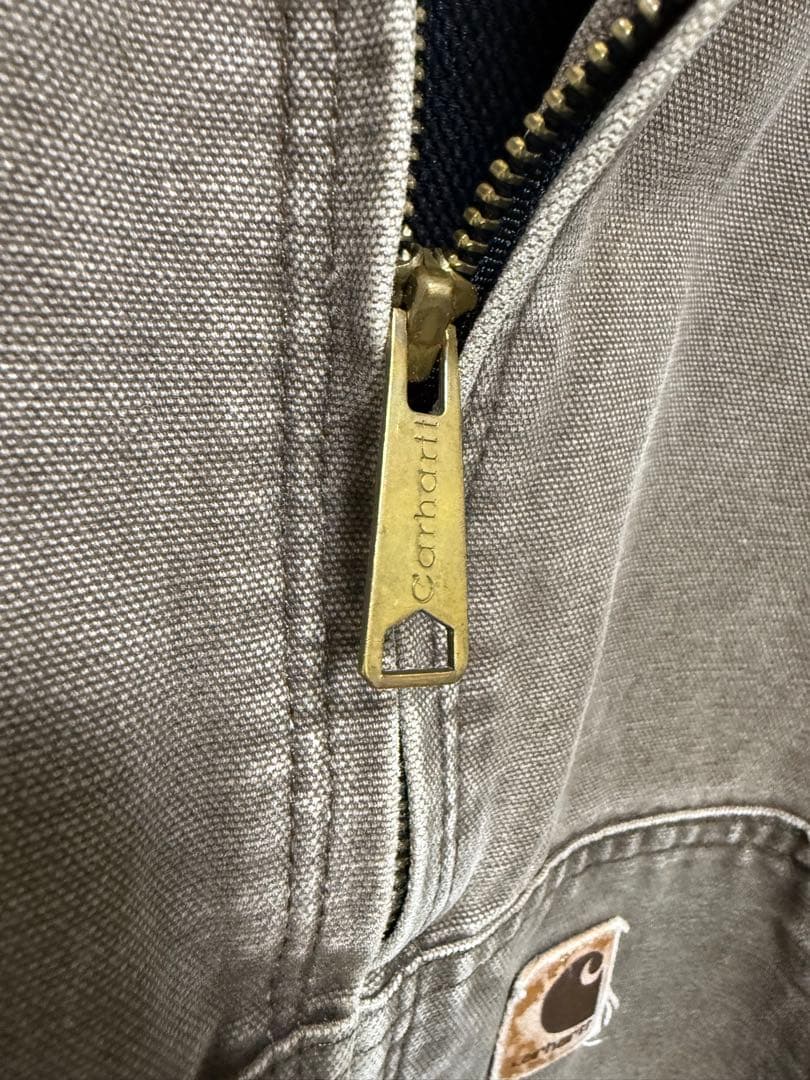 【人気】カーハートアクティブジャケット　ブラウン