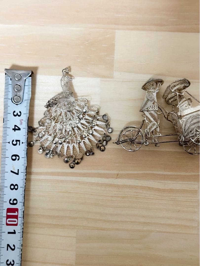 銀細工　孔雀プローチと銀細工置物