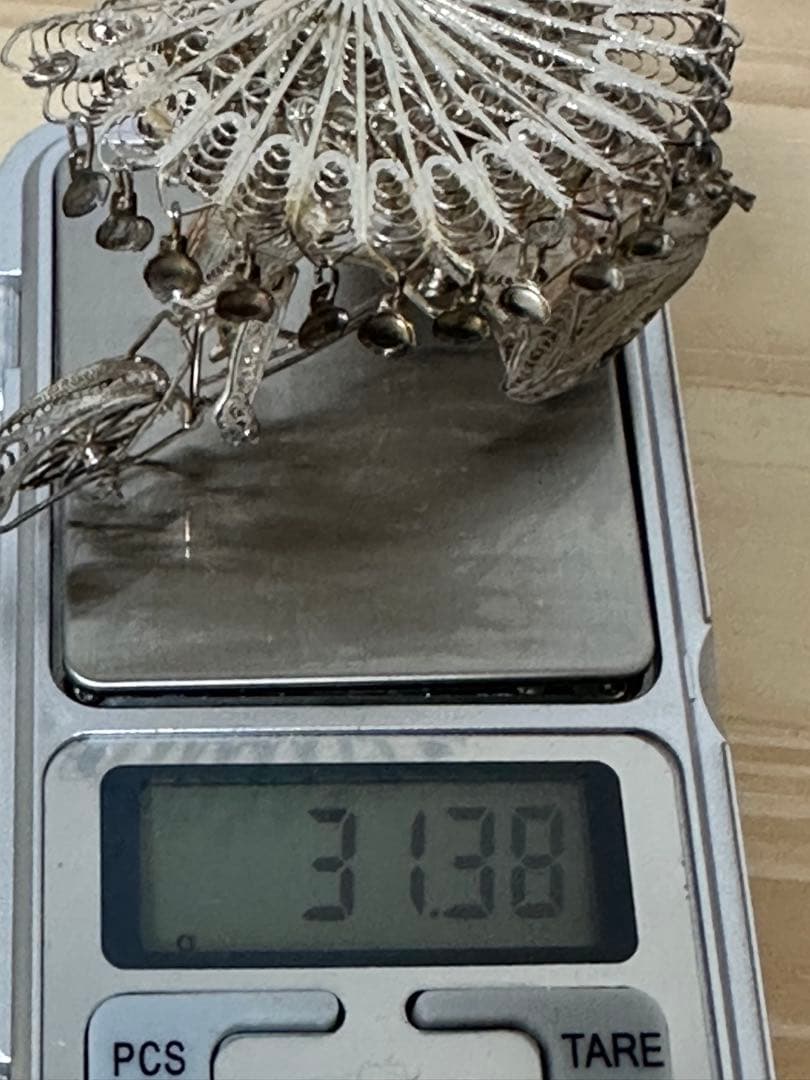 銀細工　孔雀プローチと銀細工置物