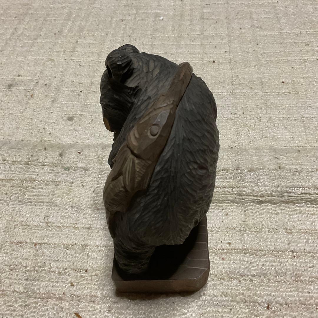 昭和24年製作、熊の木彫り背負い鮭。【北海道　登別温泉】【鼻欠け】。