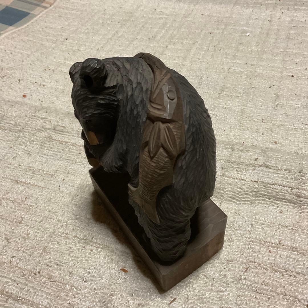 昭和24年製作、熊の木彫り背負い鮭。【北海道　登別温泉】【鼻欠け】。