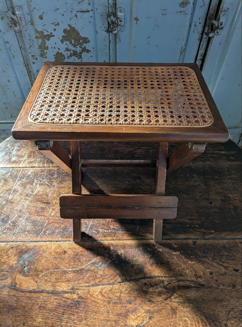 折りたたみ椅子　折りたたみスツール　飾り台　サイドテーブル　木製　レトロ　籐製