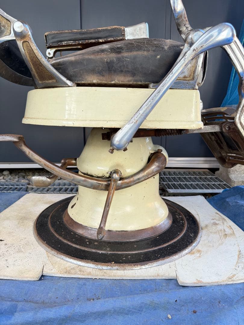 クラサワ 理容椅子 黒と白 足置き付き