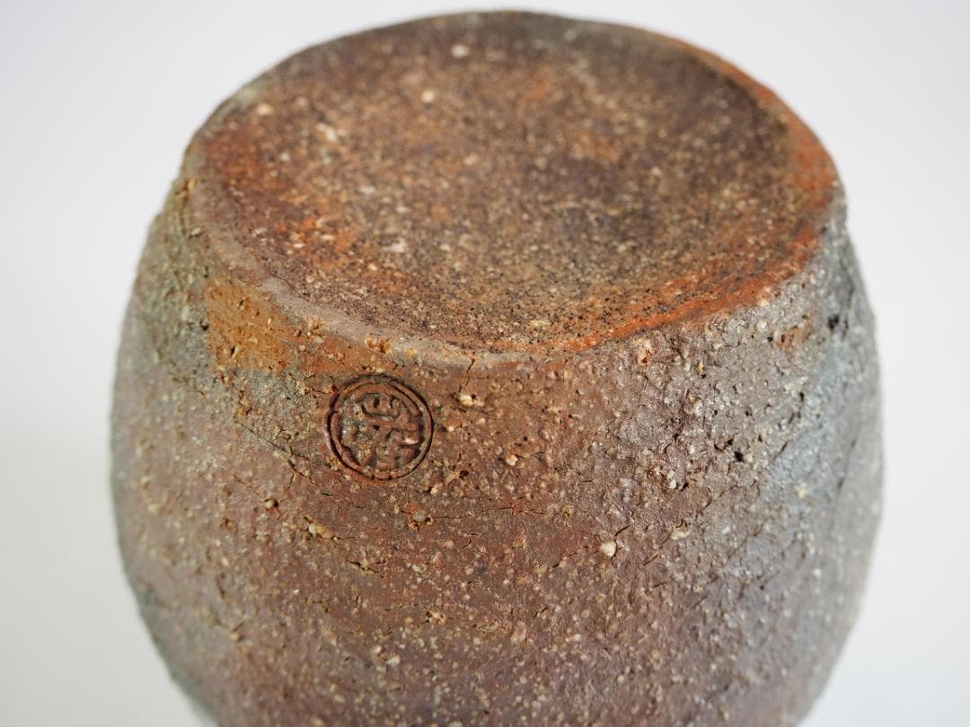 14代坂倉新兵衛造『萩焼うづくまる灰被掛花入』（共箱）