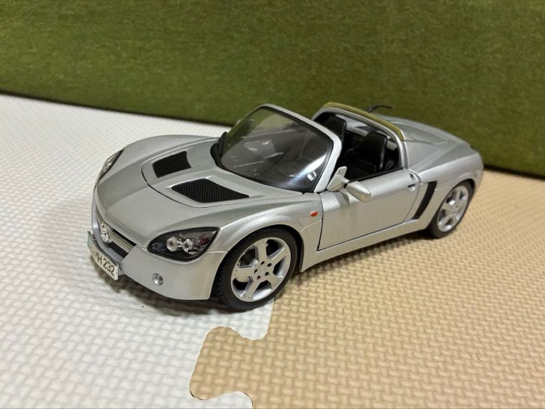 オペル スピードスター 1/18 スケールモデル