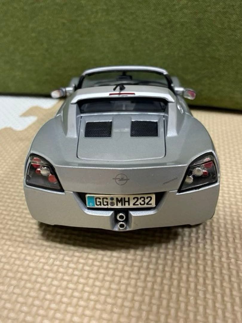 オペル スピードスター 1/18 スケールモデル