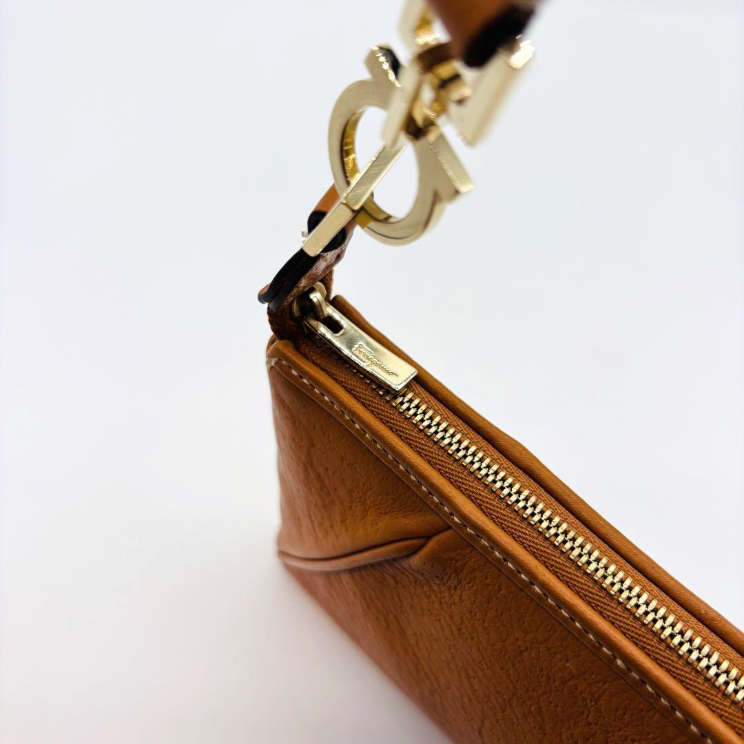 【美品】サルヴァトーレフェラガモ ショルダーバッグ レザー ガンチーニ キャメル