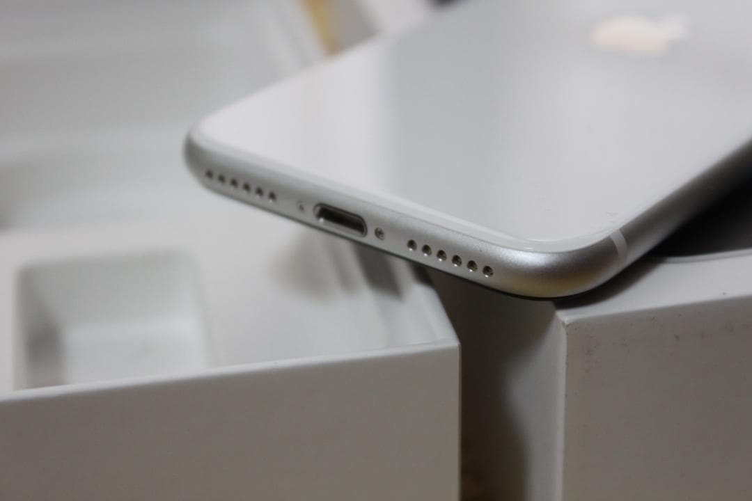 ☆ Apple iPhone SE2 ホワイト 64GB 箱付 simロック無し