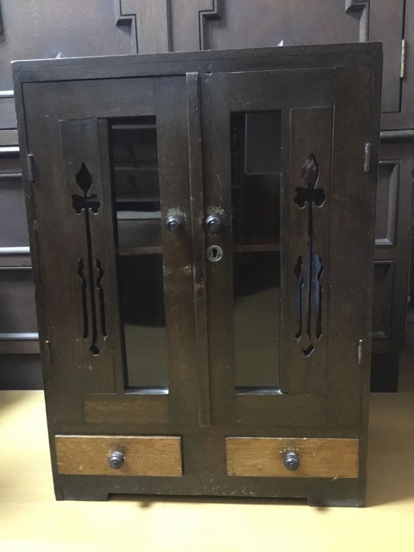 キャビネット　装飾ガラス扉　アンティーク　本箱