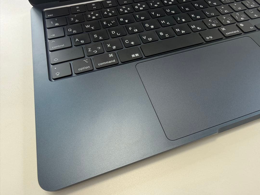 【良品】MacBook Air M2 8GB/256GBミッドナイト おまけ付