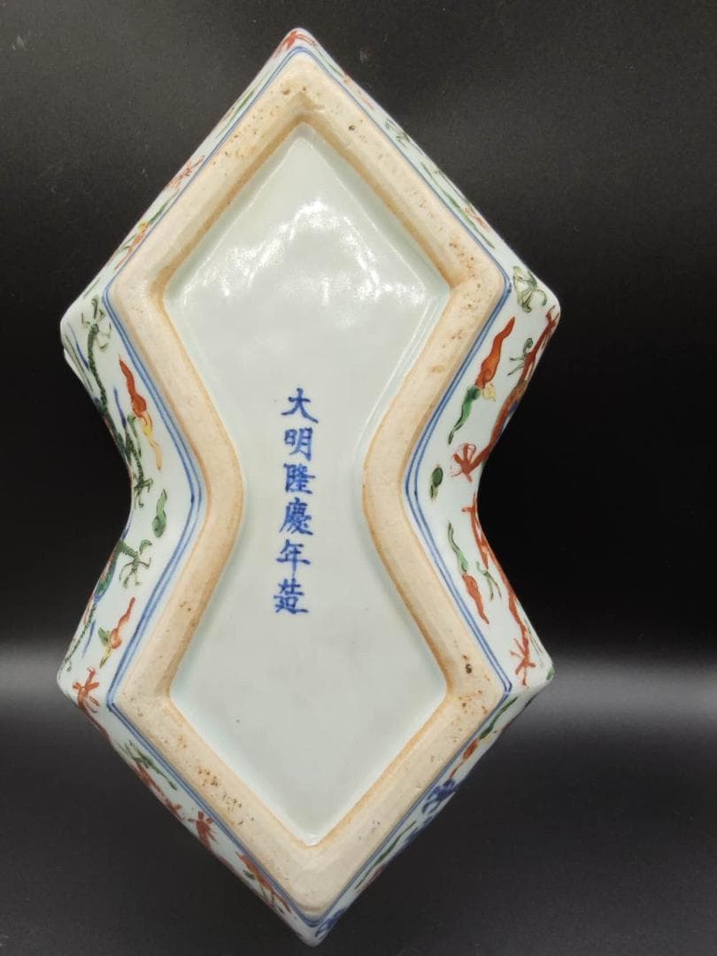 大明隆慶年製　五彩双龍紋蓋箱 官窯物(E-20)