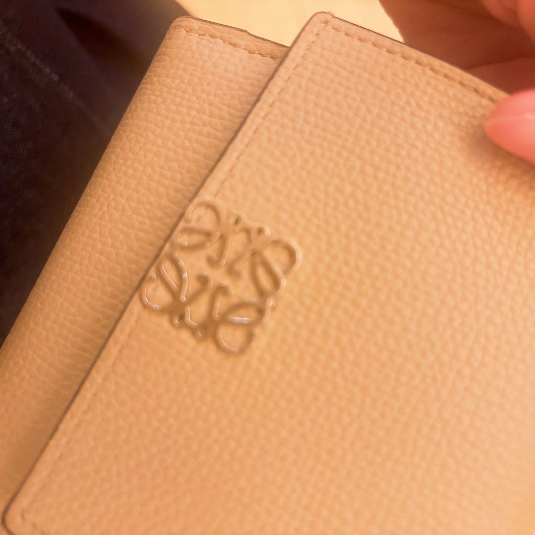 LOEWE 二つ折り財布 アナグラム　サンド