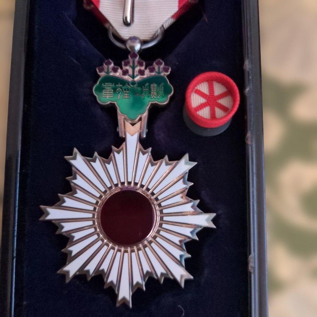 【最終価格・美品】勲六等単光旭日章 略綬・塗共箱付き