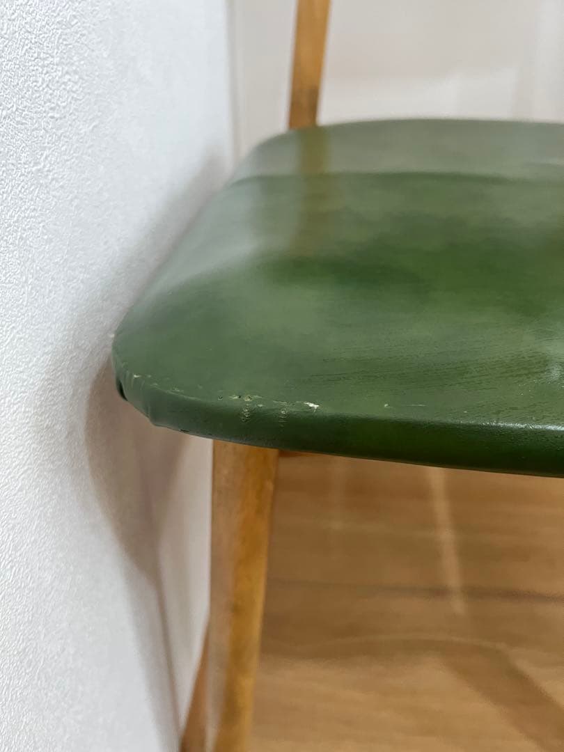 木製ブラウンダイニングテーブルとグリーン椅子2脚セット
