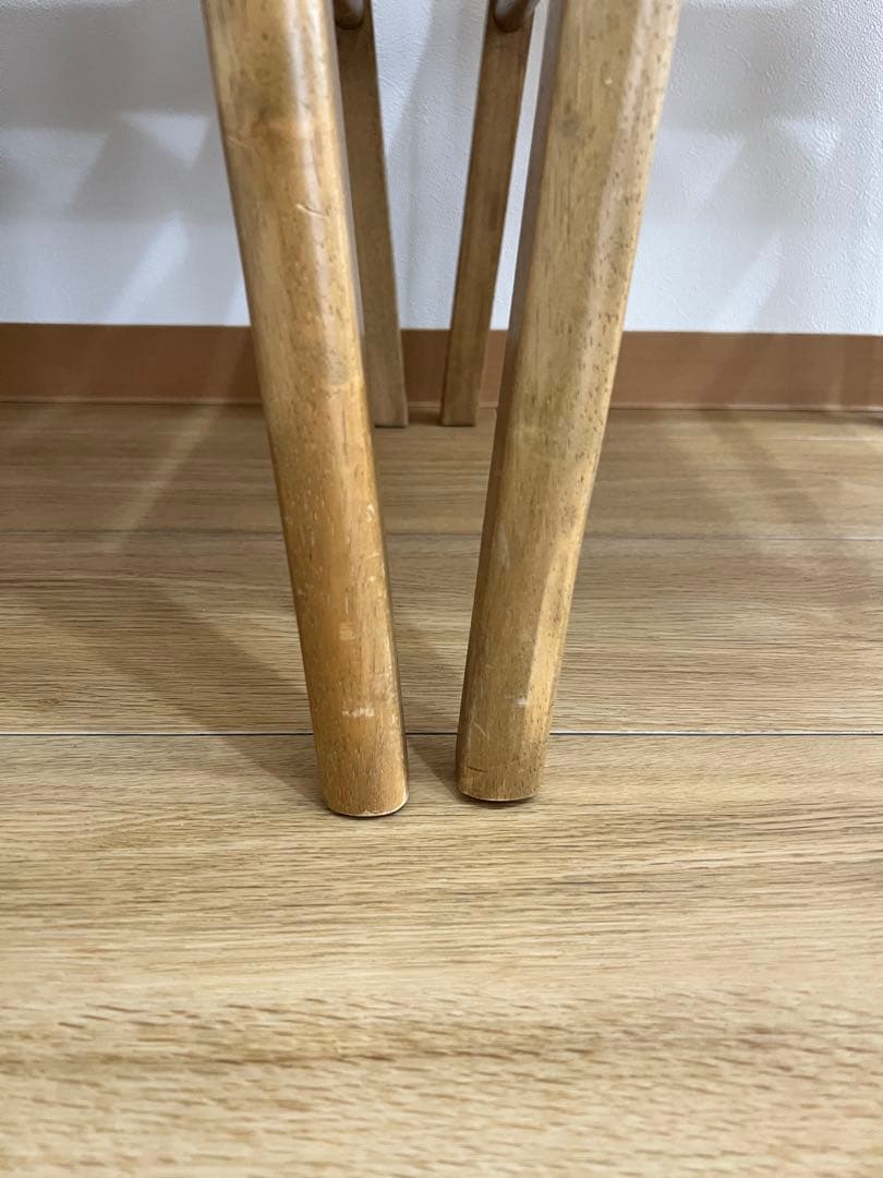 木製ブラウンダイニングテーブルとグリーン椅子2脚セット