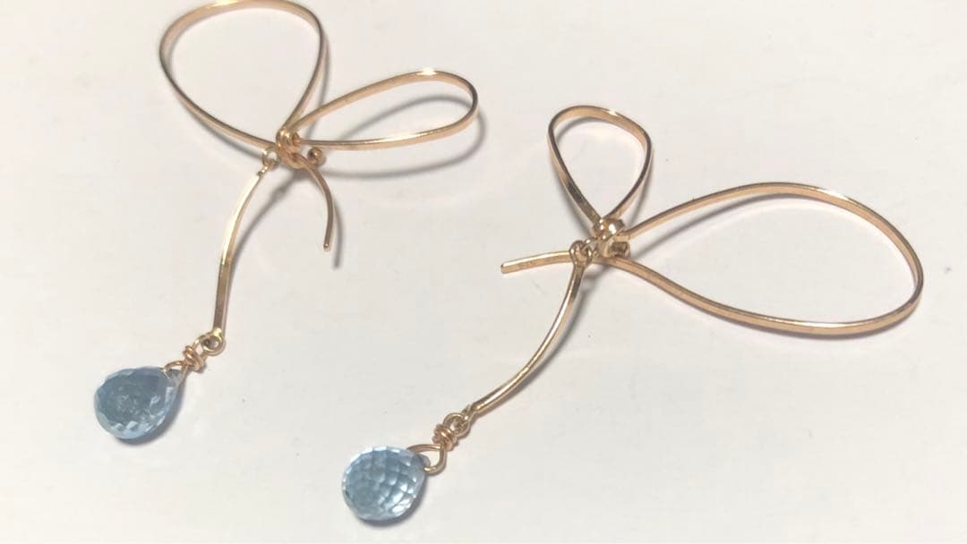 ゴールドトーン リボンデザイン ピアス