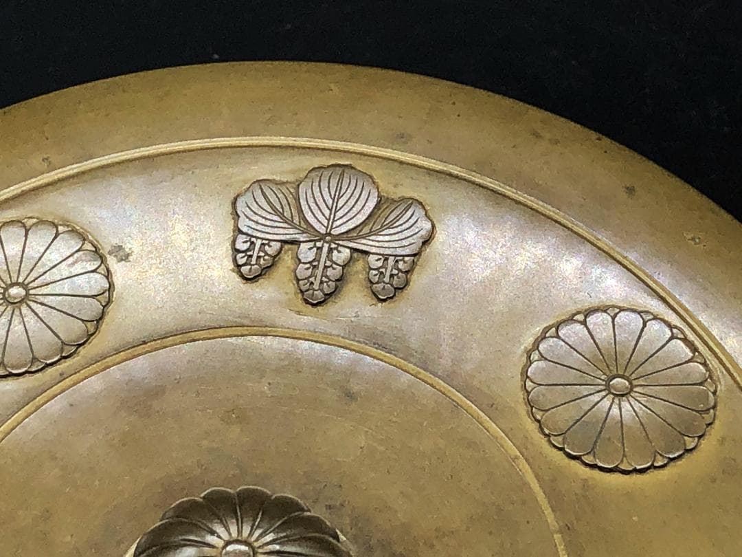 【 皇室献上茶道具 】 水指　十六弁八重表菊・五七桐文　高肉手彫り