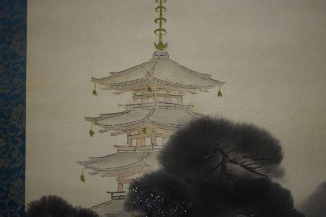 真作/小島紫光/月下桜五重の塔図/古都の春/桐共箱付/布袋屋掛軸HI-437
