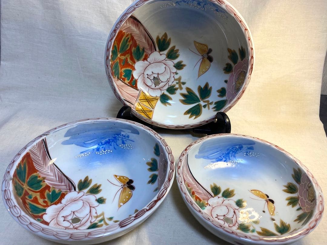 伊万里　古伊万里　鉢　三つ鉢　入れ子　色絵　蝶の図　花の図