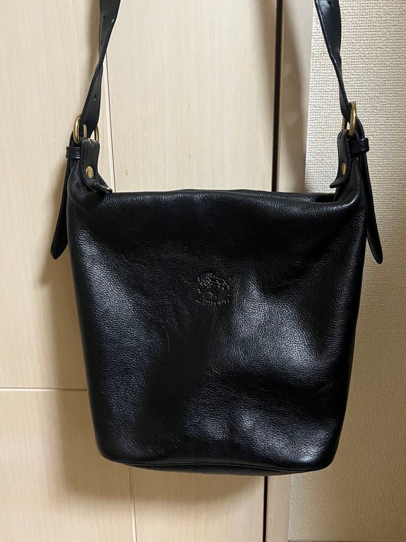 IL BISONTE バケツ型ショルダーバッグ