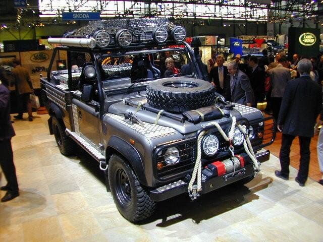 価格変更1/18 京商 ディフェンダー ムービーエディション トゥームレイダー