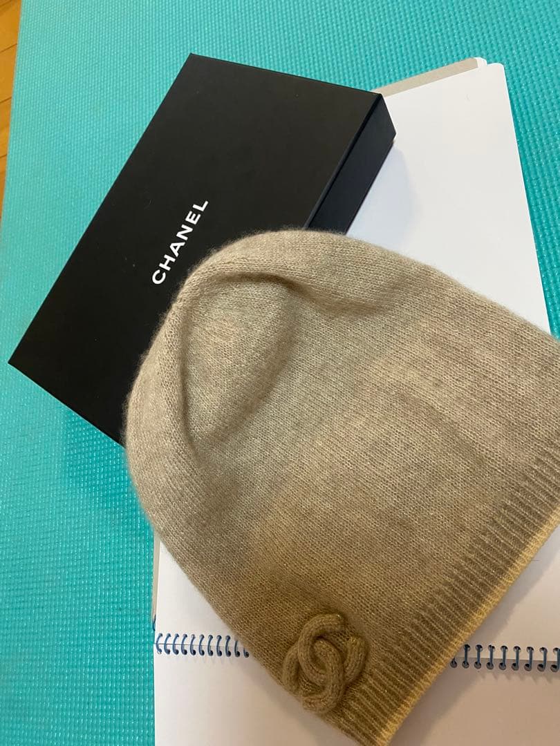 CHANEL ベージュ ビーニー ロゴ刺繍付き