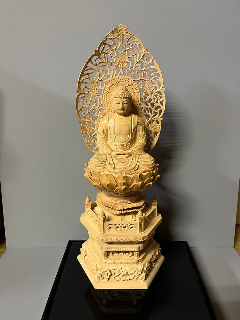 仏像　柘植　木彫　座釈迦　六角台座付　唐草光背　金泥書　アクリルケース付　17