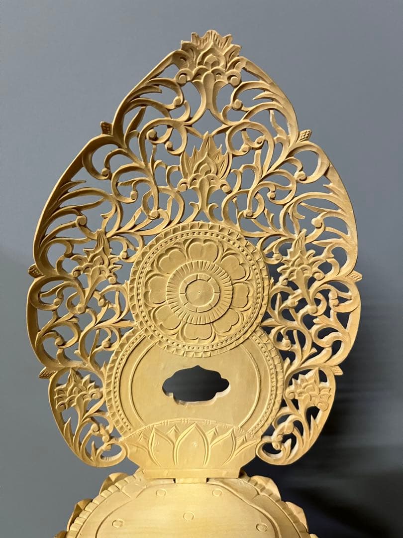 仏像　柘植　木彫　座釈迦　六角台座付　唐草光背　金泥書　アクリルケース付　17