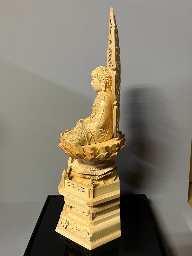 仏像　柘植　木彫　座釈迦　六角台座付　唐草光背　金泥書　アクリルケース付　17