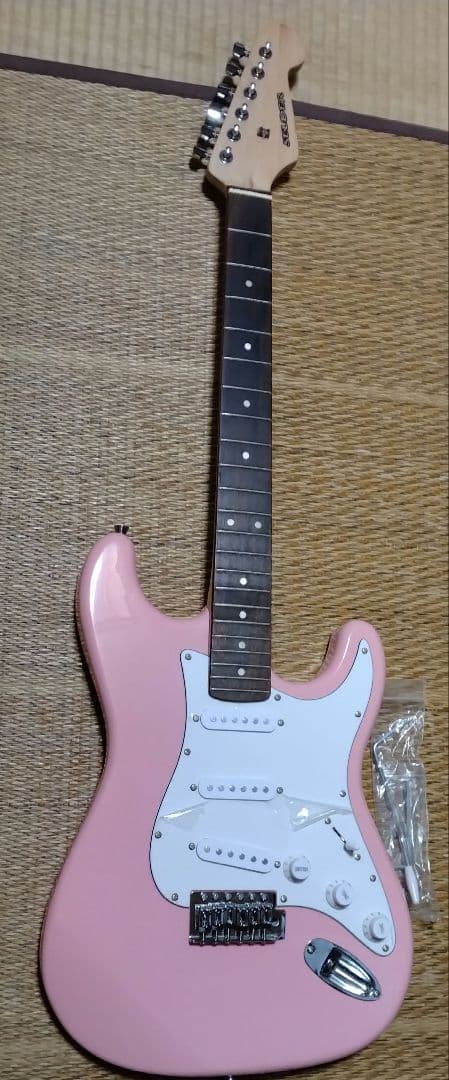 美品　SELDER エレキギター ピンク　 ストラト　ソフトケ−ス付き