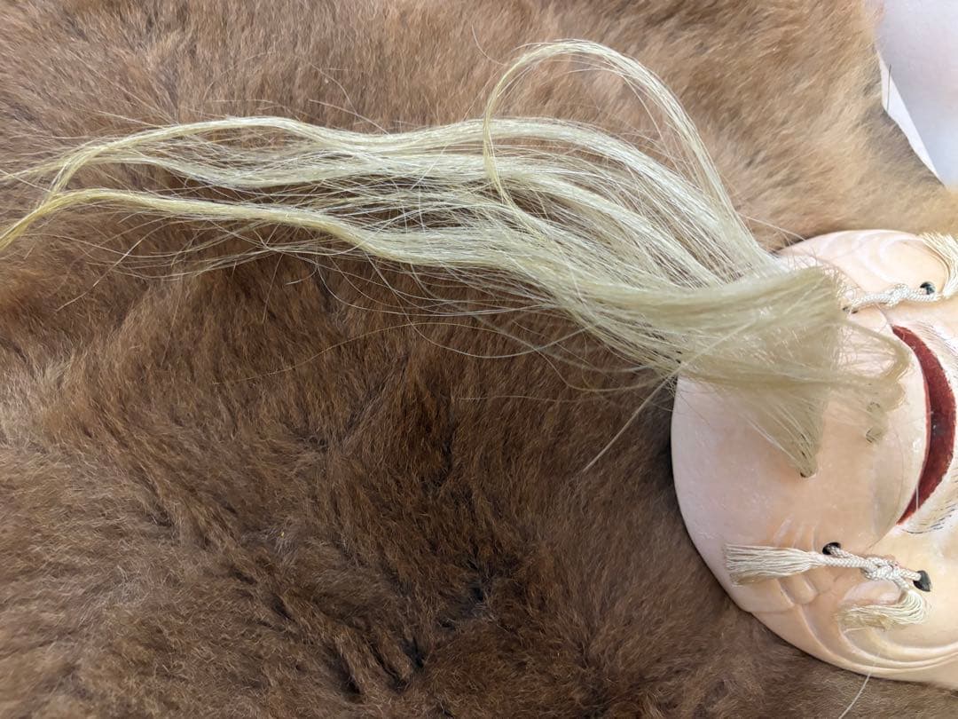 伝統的な能面 木製 毛の装飾付き　Japanビンテージ骨董