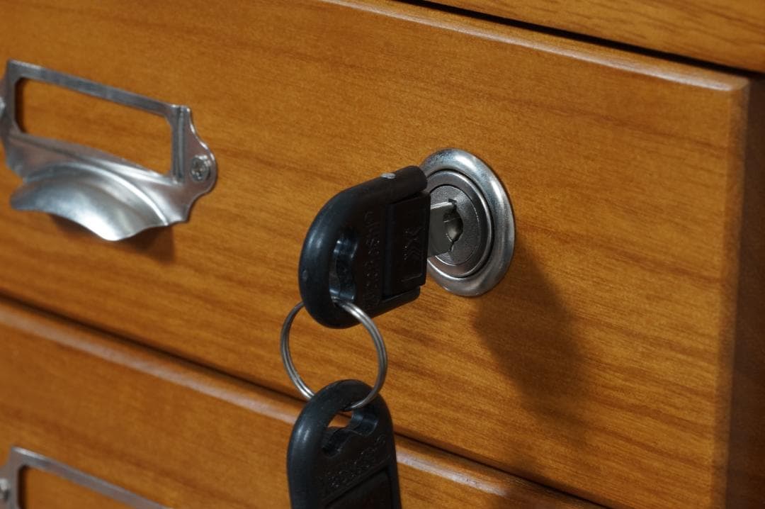 アウトレット　　書類整理　B4サイズ　チェスト7段　キャスター付き