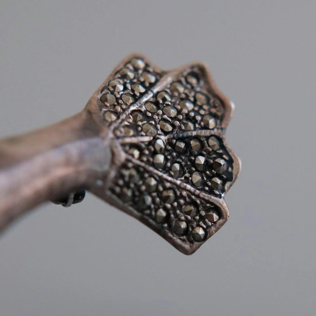 イギリス アンティーク 純銀 ハンドモチーフ ブローチ