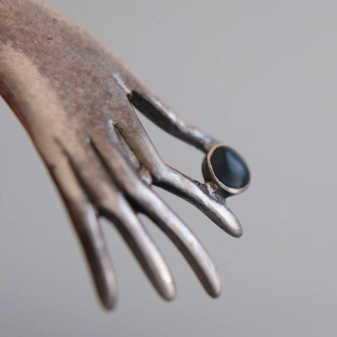 イギリス アンティーク 純銀 ハンドモチーフ ブローチ