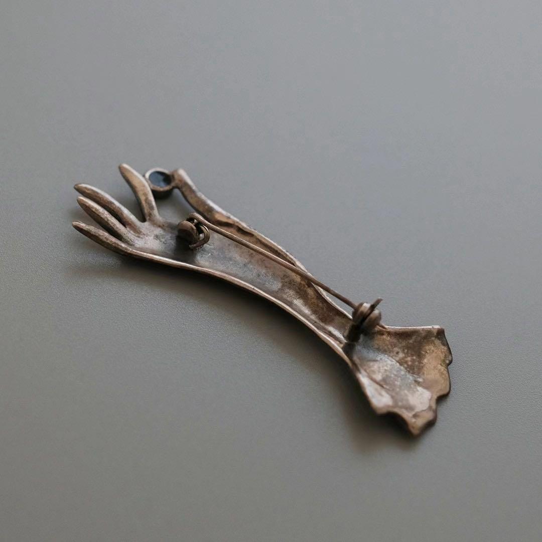 イギリス アンティーク 純銀 ハンドモチーフ ブローチ