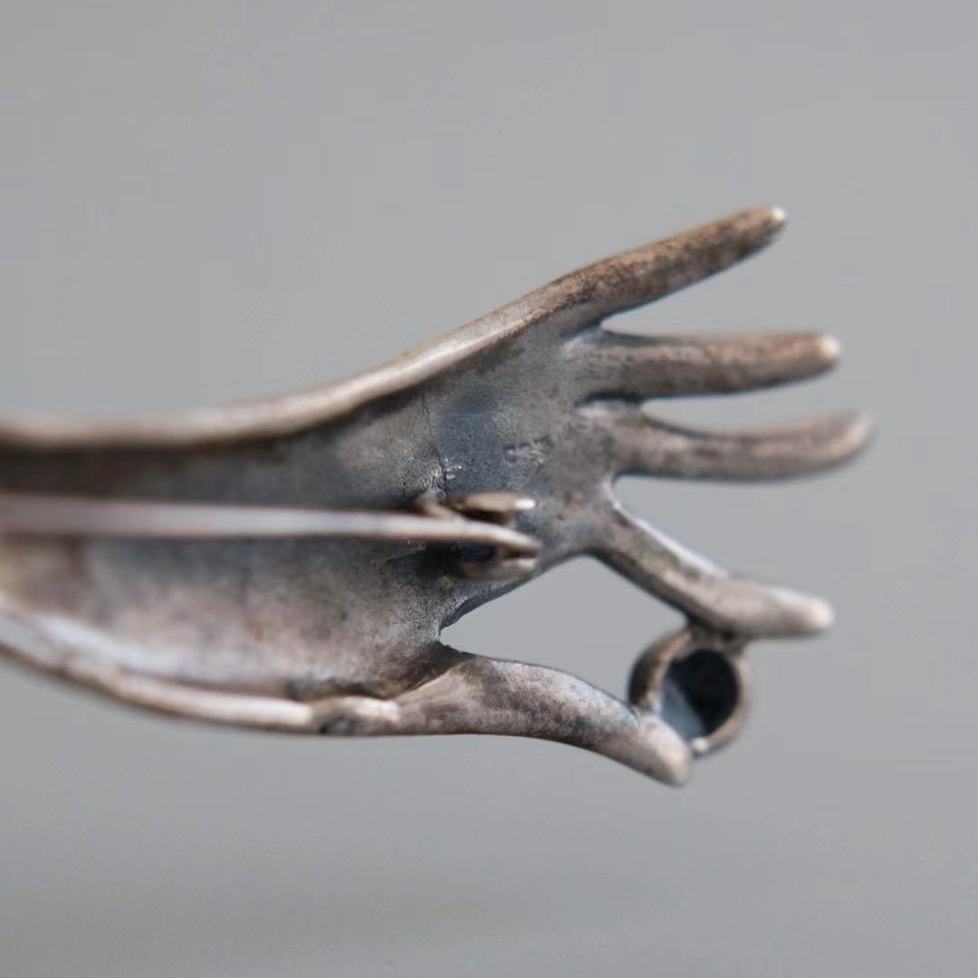 イギリス アンティーク 純銀 ハンドモチーフ ブローチ