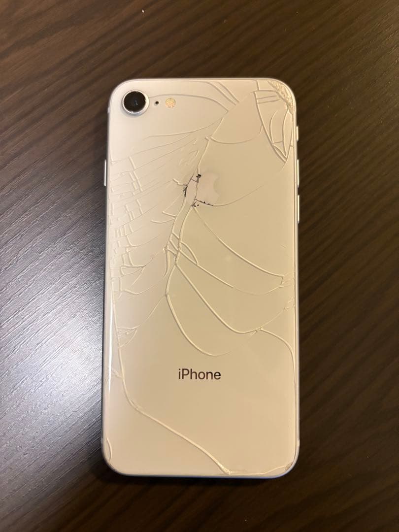 iPhone 8 画面ひび割れ 256ギガ　シルバー　SIMロック解除済