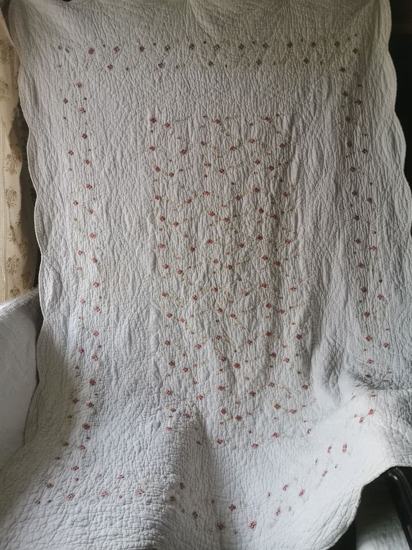 ヴィンテージ フランス/イギリス プチローズ刺繍 スカラップリム ふっくらキルト