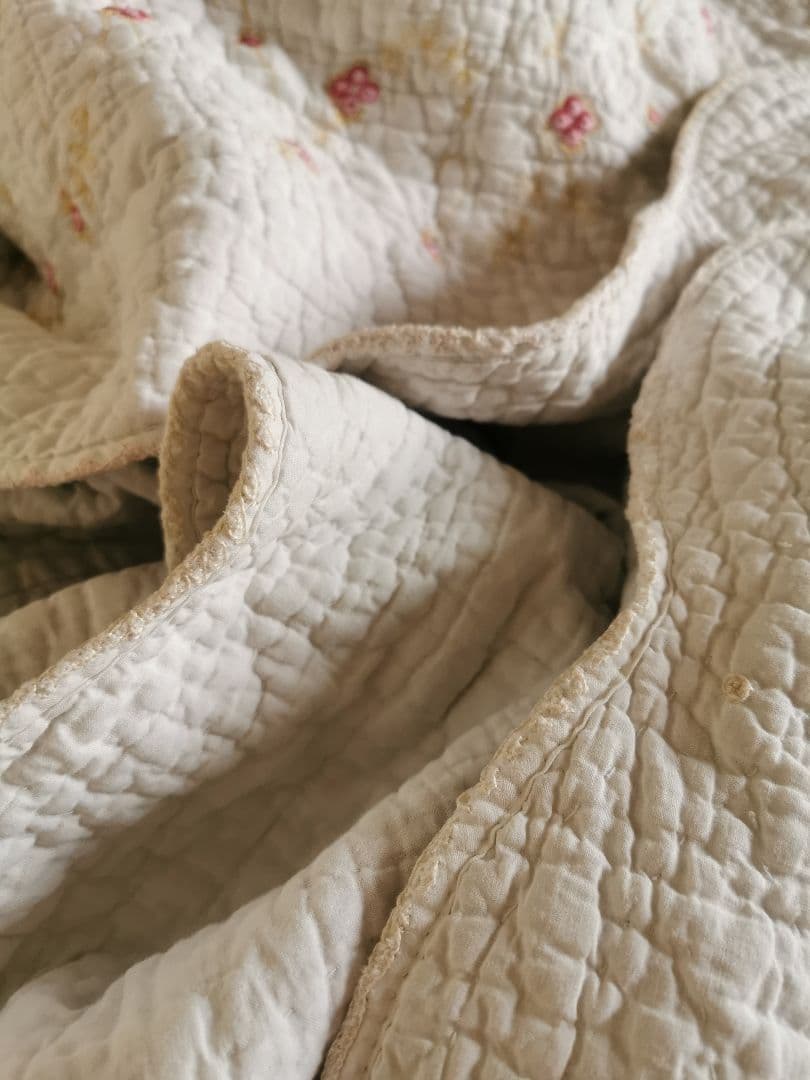 ヴィンテージ フランス/イギリス プチローズ刺繍 スカラップリム ふっくらキルト