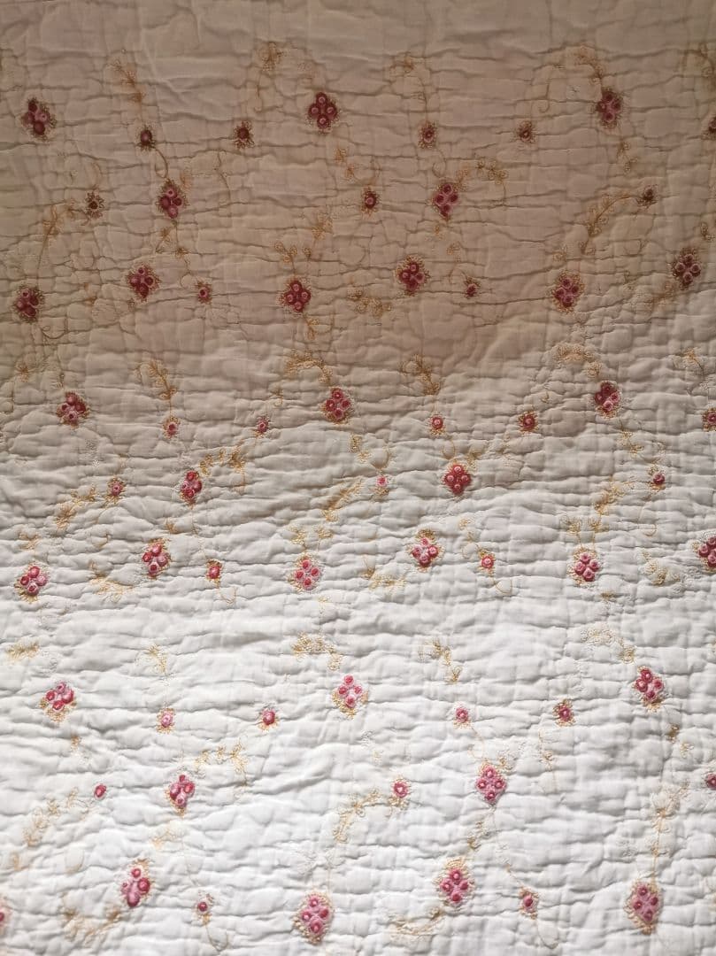 ヴィンテージ フランス/イギリス プチローズ刺繍 スカラップリム ふっくらキルト