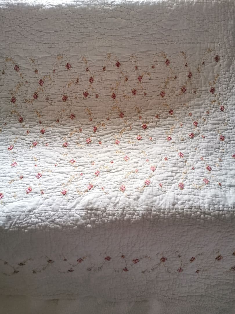 ヴィンテージ フランス/イギリス プチローズ刺繍 スカラップリム ふっくらキルト