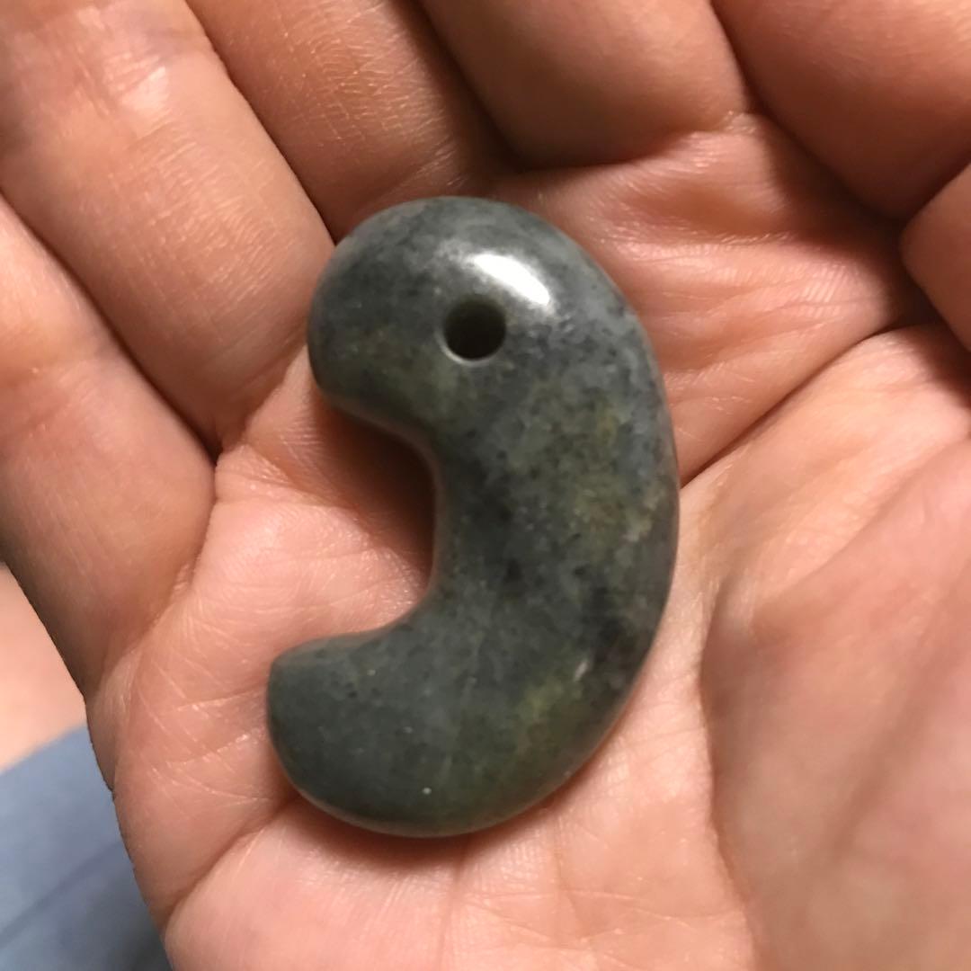 糸魚川産　青系　翡翠　ヒスイ　まがたま　勾玉