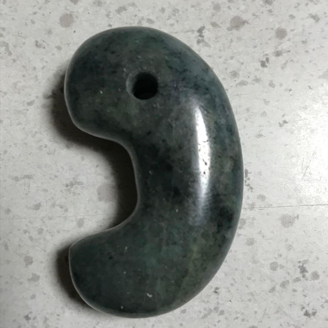 糸魚川産　青系　翡翠　ヒスイ　まがたま　勾玉