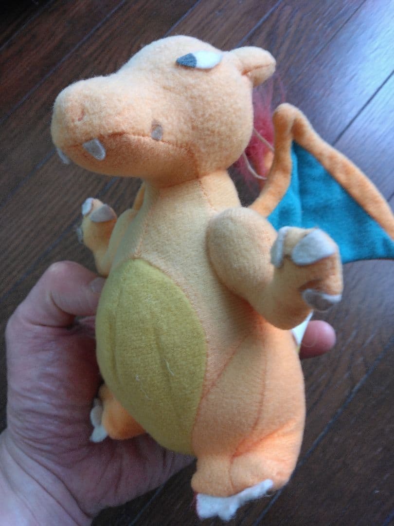 とても古いリザードンのぬいぐるみ