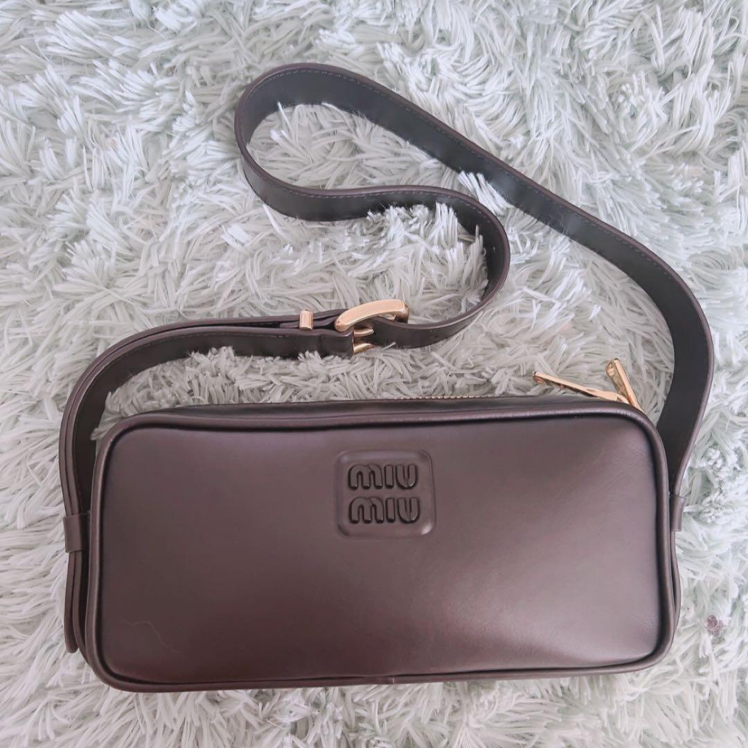 miumiu ミュウミュウ レザー ロゴショルダーバッグ ブラック