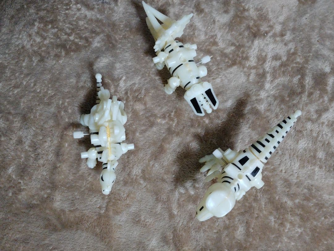 アクションほねほねザウルス　ほねほねザウルス　ティラノサウルス　トリケラトプス