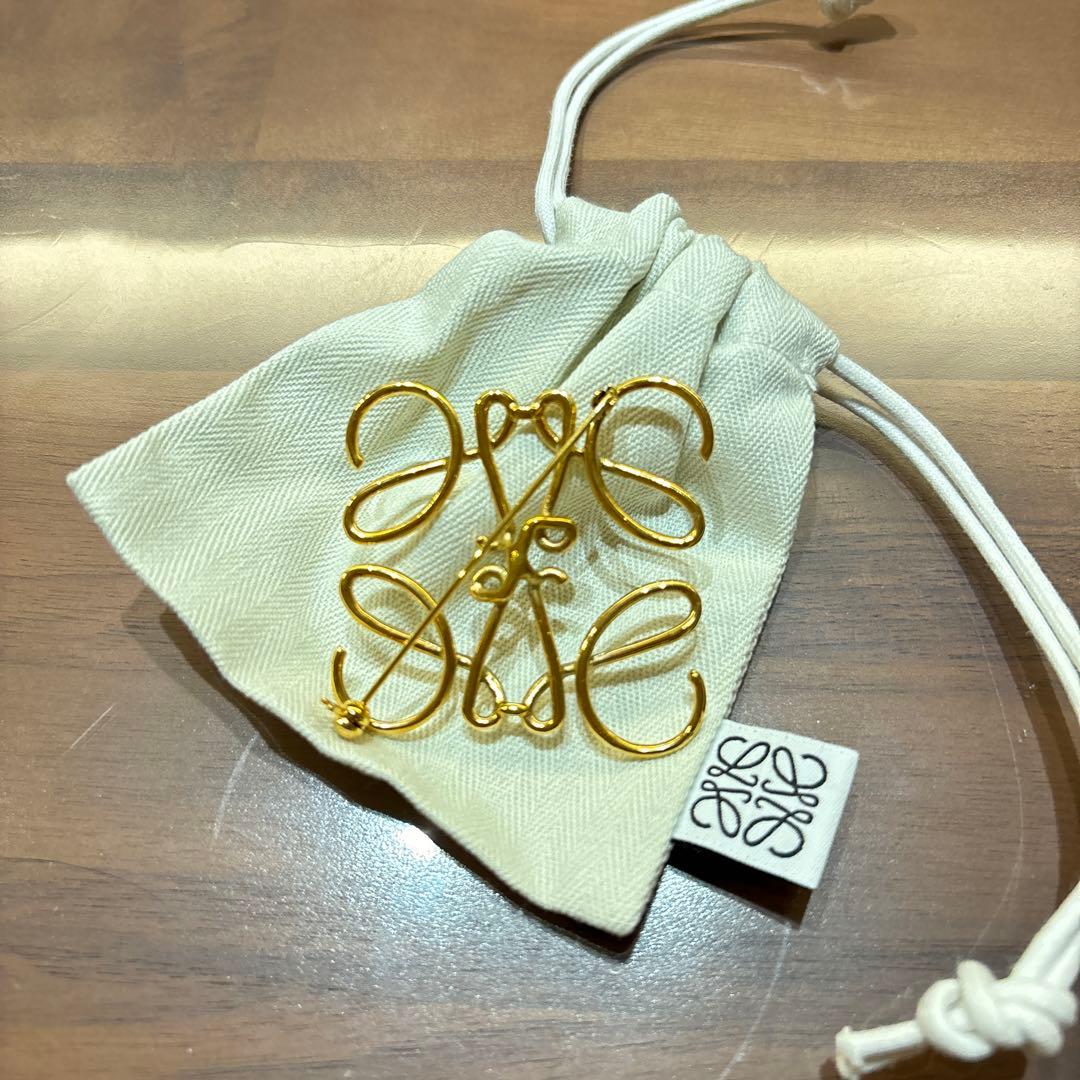 LOEWE ロゴデザイン ブローチ ゴールド