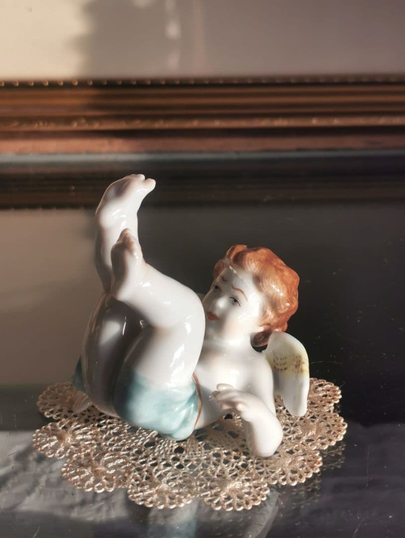 アンティークドイツポーセリン でんぐり返し子供天使 造形美フィギュリン レース付