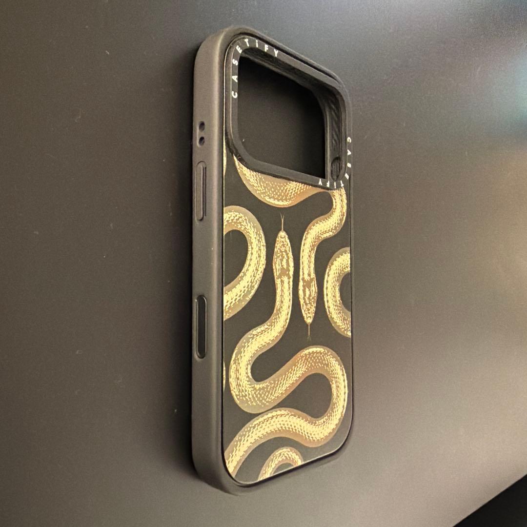 CASETiFY Gold Kingsnake MagSafe対応
